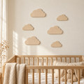 NUÉE — lot de six nuages muraux en bois dans une chambre de bébé