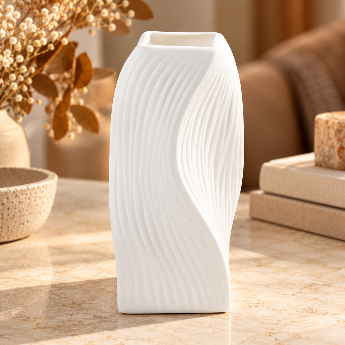 Vase ONDA blanc ondulé — ambiance naturelle