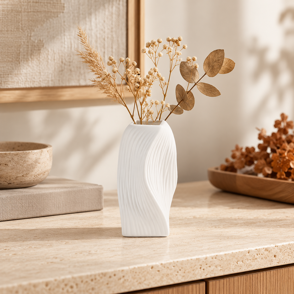 Vase décoratif ONDA blanc dans un intérieur chaleureux